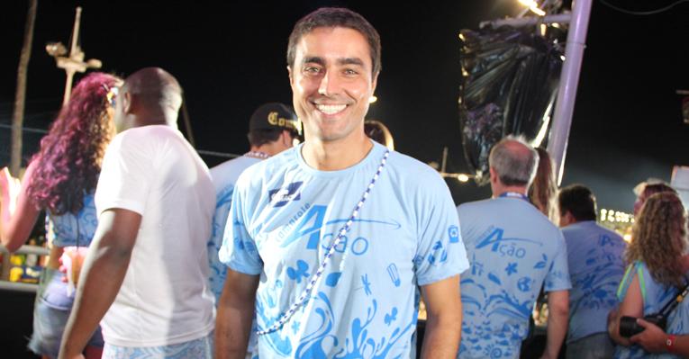 Ricardo Pereira leva o filho, o pequeno Vicente, para o carnaval de Salvador