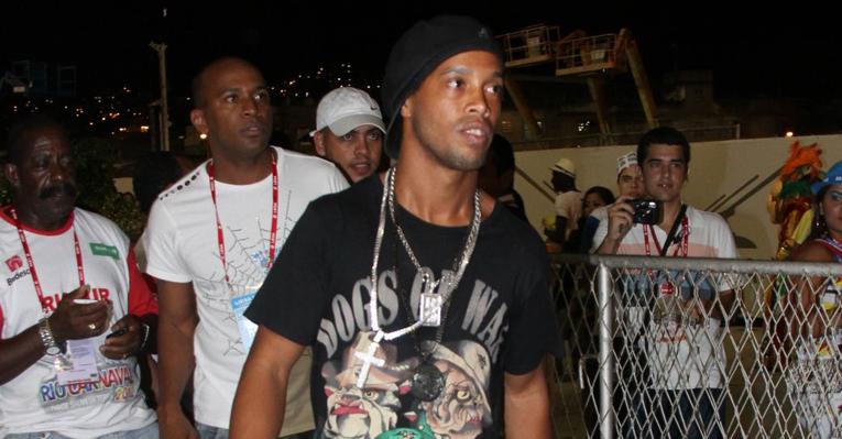 Festeiro, Ronaldinho Gaúcho chega ao sambódromo para conferir desfiles no Rio