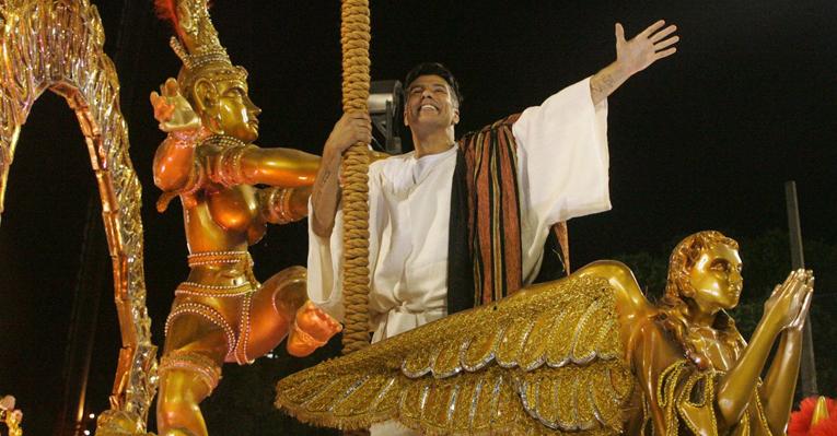 Maurício Mattar recebe convite de última hora para desfile e aprende o samba-enredo ao longo da avenida