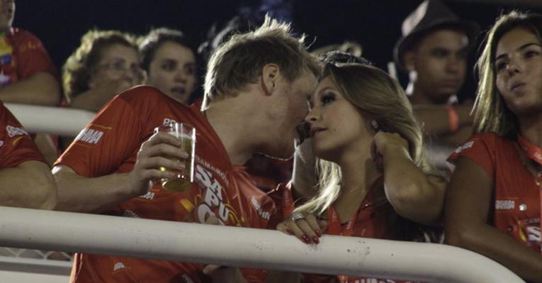 Michel Teló e Carla Diaz em papo animado