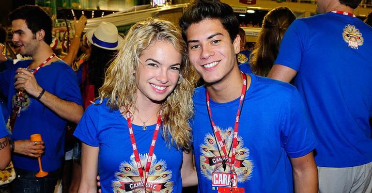 Lua Blanco confere desfiles com seu Arthur Aguiar e confessa: “Carnaval é melhor acompanhada”