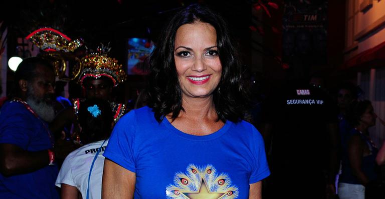 Luiza Brunet se machuca com fantasia, mas diz: ‘pelo carnaval, vale tudo’