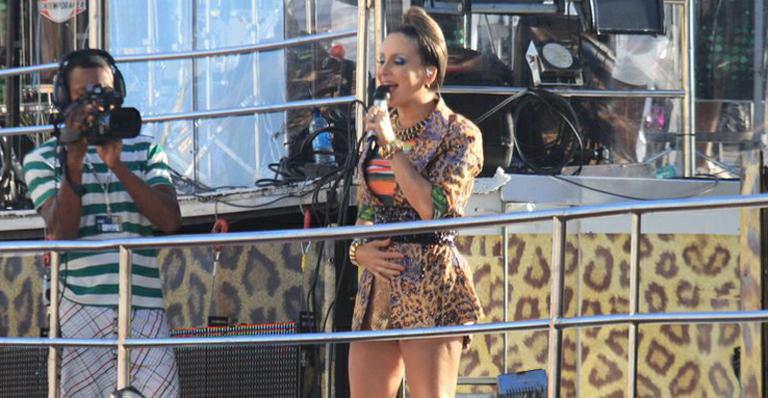 ‘Neném cresceu’, diz Claudia Leitte com figurino africano