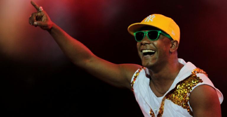 Márcio Victor, vocalista do Psirico, causa tumulto ao descer do trio