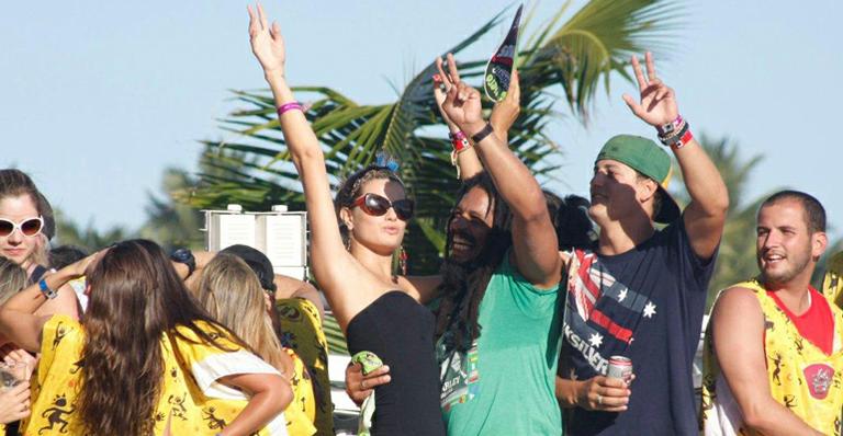 Rohan Marley toca bateria no trio com Chiclete com Banana
