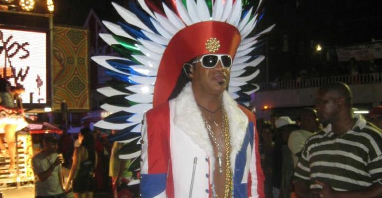 Carlinhos Brown pede paz no carnaval desta segunda-feira