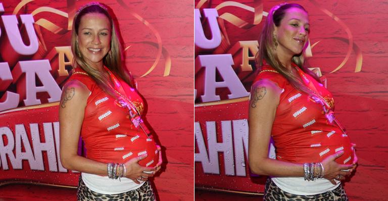 Grávida, Luana Piovani comemora um ano com o marido na Sapucaí