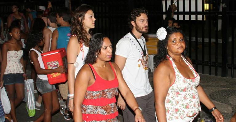 Gabriel Braga Nunes caminha tranquilo em meio à multidão em Salvador