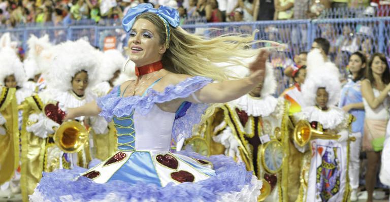Letícia Spiller vive ‘Alice no País das Maravilhas’ na Marquês de Sapucaí