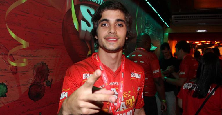 Fiuk chega para curtir o 2º dia de desfiles do Rio de Janeiro