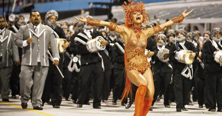 Sabrina Sato cintila à frente de bateria em SP