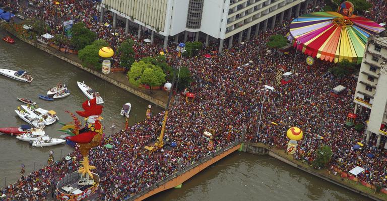 Galo da madrugada leva milhões de foliões às ruas