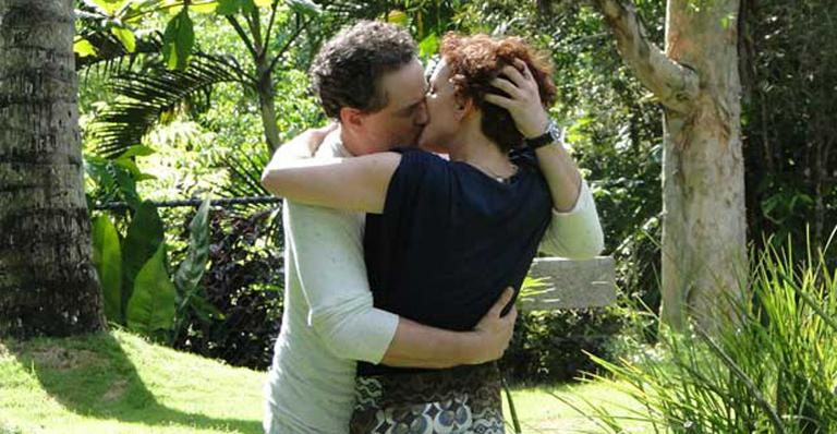Esther e Paulo se beijam durante recaída em ‘Fina Estampa’
