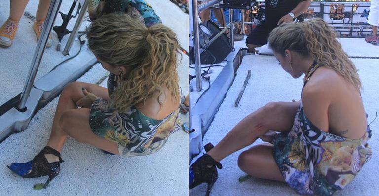 Grávida, Claudia Leitte cai em trio e machuca a perna