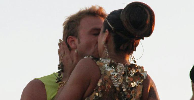 Cássio Reis rouba beijo de Alinne Rosa em cima do trio da Cheiro de Amor