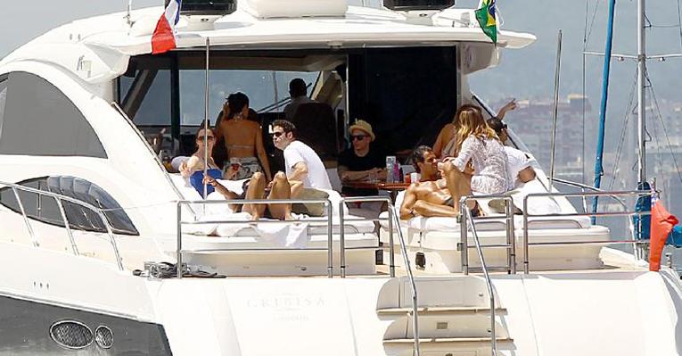 Após sambar na Sapucaí, Jennifer Lopez faz passeio de iate no Rio