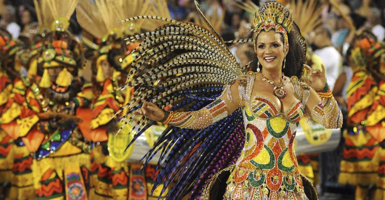Luiza Brunet incorpora uma deusa na Avenida