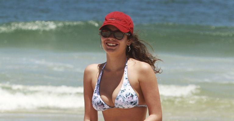 Ana Carolina Dias mostra boa forma na praia
