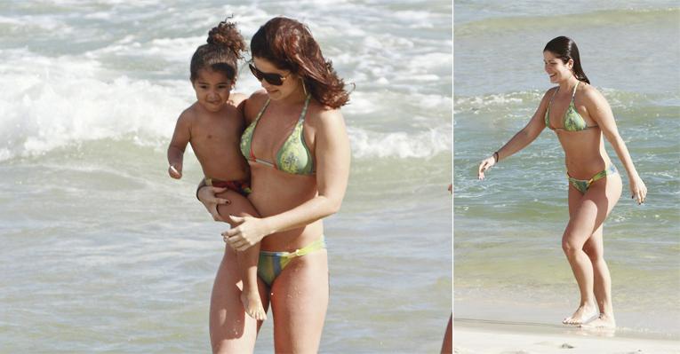 Samara Felippo curte praia com a filha no Rio