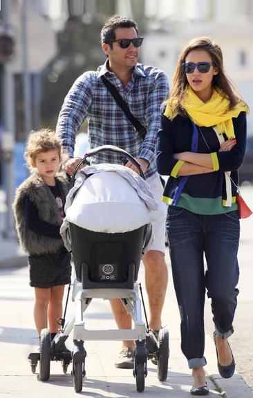 Jessica Alba curte a família em Los Angeles