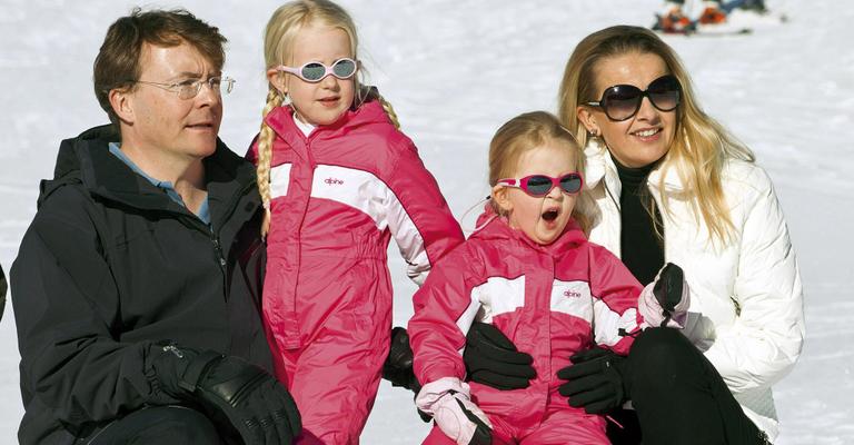 Rainha Beatrix visita o filho em hospital