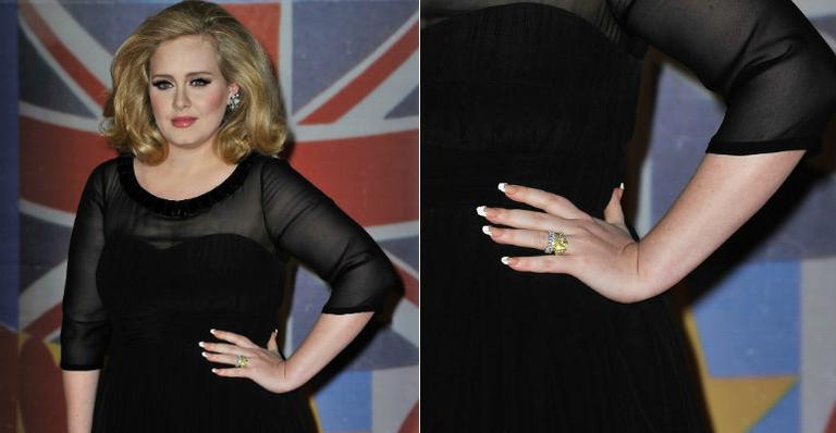 Será que Adele está noiva?
