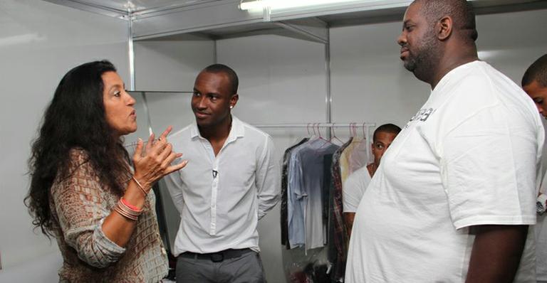 Regina Casé visita Exaltasamba no camarim do último show
