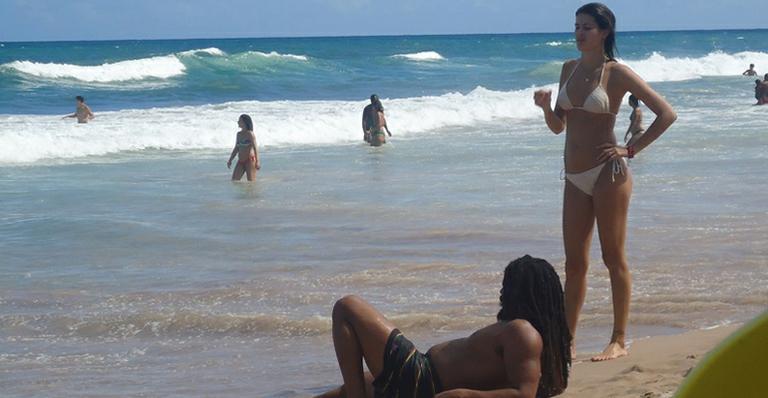 Isabeli Fontana e Rohan Marley passam o dia em praia de Salvador