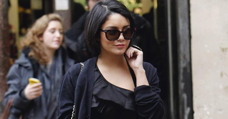 Vanessa Hudgens faz tour de compras em Paris