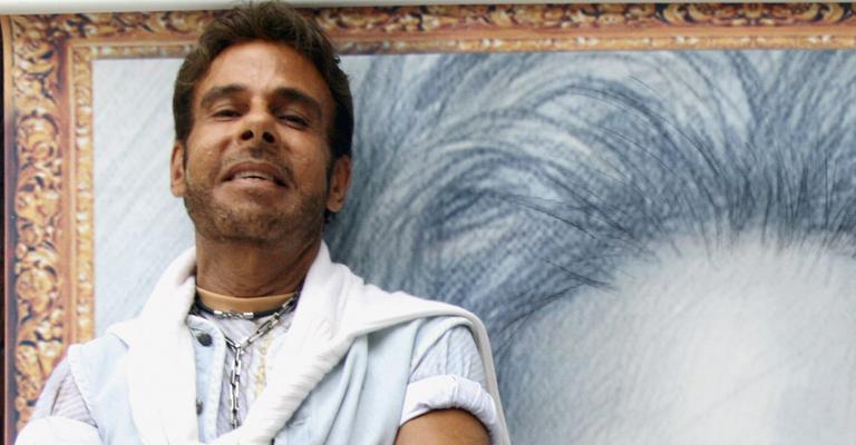 Roberto Camasmie reverencia Whitney Houston