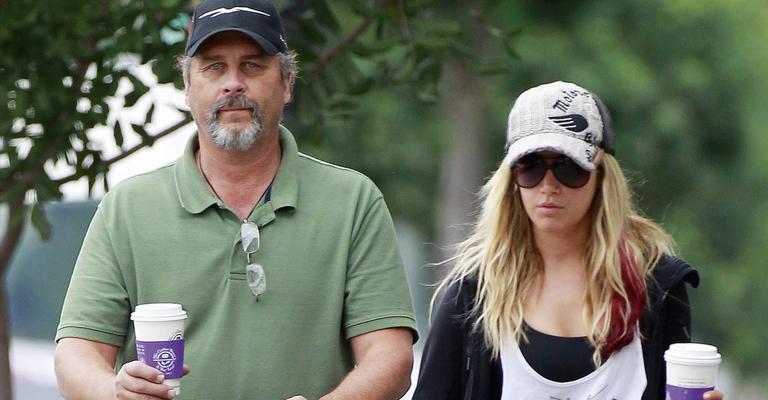 Ashley Tisdale passeia com a sobrinha em L.A.