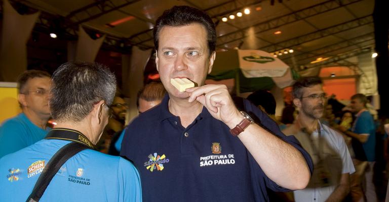 Prefeito Gilberto Kassab curte carnaval em SP