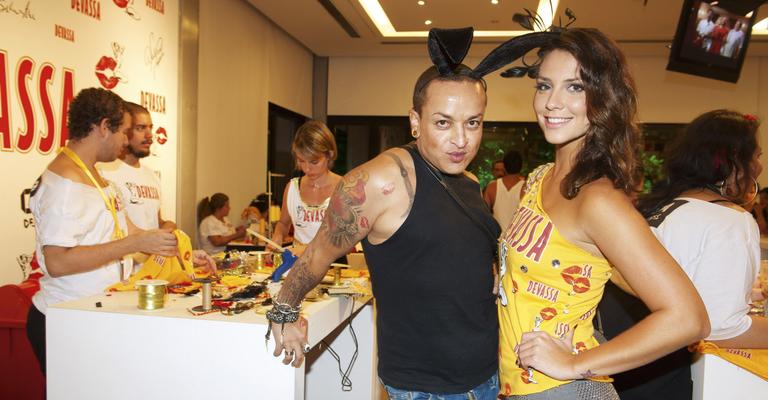 Camila Rodrigues customiza camiseta para o carnaval