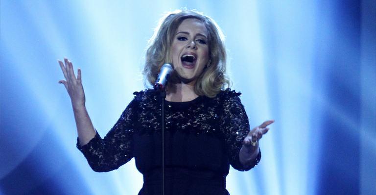 Disco de Adele alcança a marca de 2 milhões de cópias em loja virtual