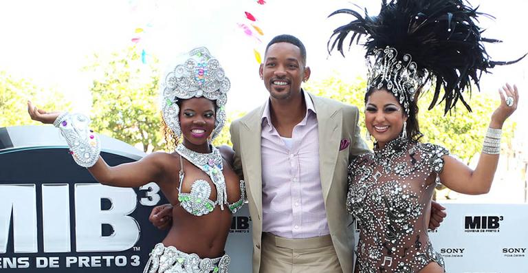 Will Smith e Josh Brolin lançam filme na companhia de belas mulatas