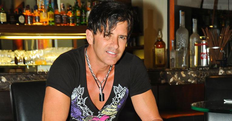 Dr. Robert Rey: “Charlie Sheen beijou minha mulher”