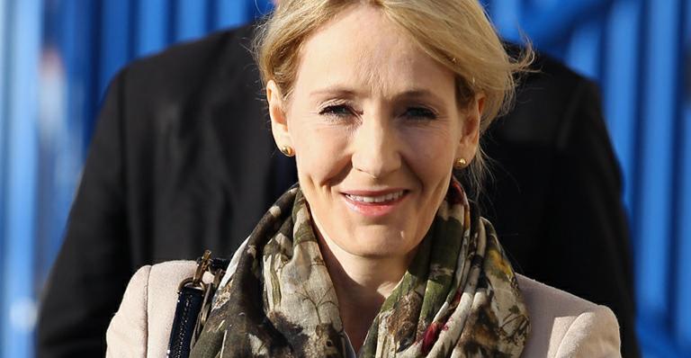 J.K. Rowling lança livro com nome falso e é descoberta após três meses
