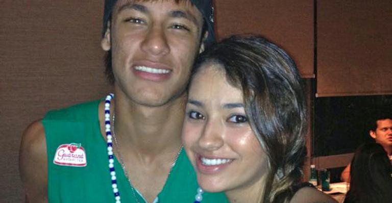 Carolina Oliveira tieta Neymar no carnaval