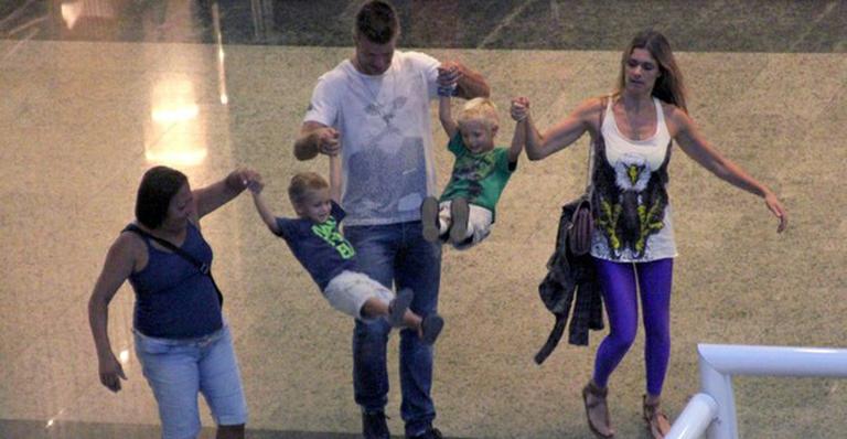 Fernanda Lima e Rodrigo Hilbert brincam com os filhos gêmeos