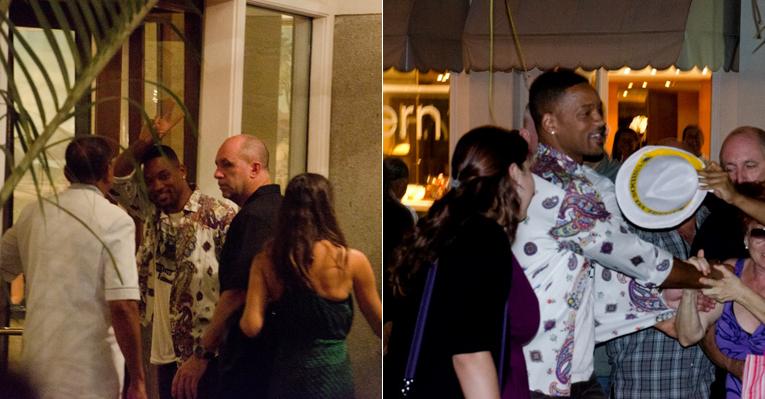 Will Smith atende fãs em frente ao hotel que está hospedado