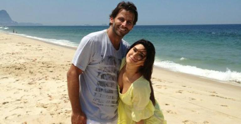 Henri Castelli e Fernanda Paes Leme ensaiam peça de teatro em praia carioca