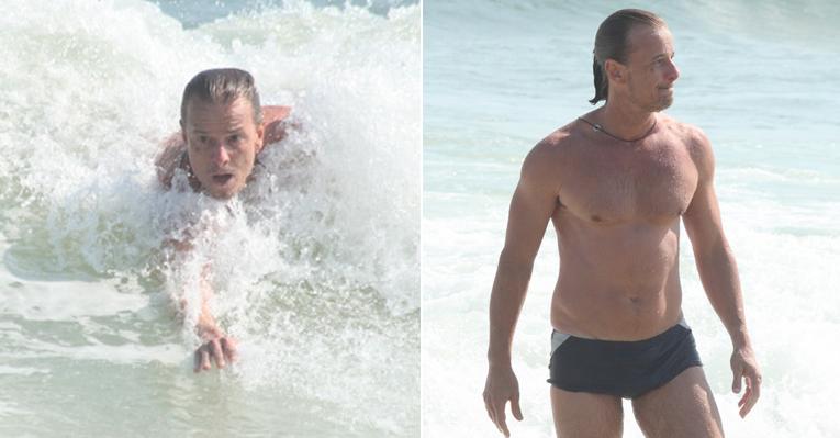 Marcello Novaes pega ‘jacaré’ e exibe boa forma em praia do Rio de Janeiro