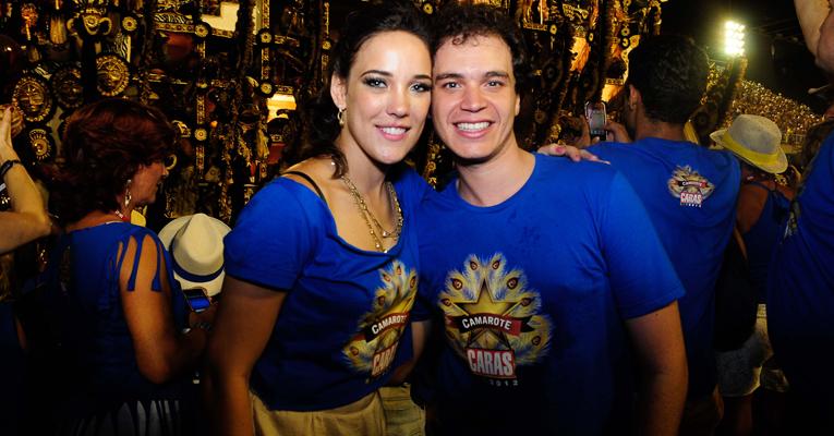 Acompanhada de seu namorado, Adriana Birolli festeja o sucesso nas telinhas