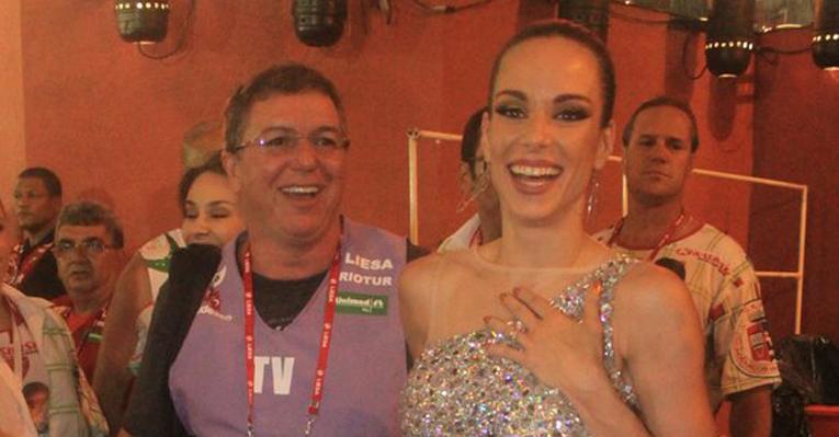 Ana Furtado e seu marido Boninho passeiam juntos pela Sapucaí