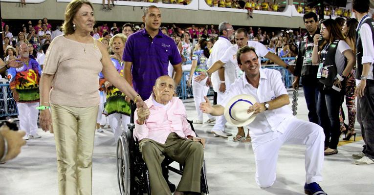 Oscar Niemeyer e prefeito admiram a nova Sapucaí