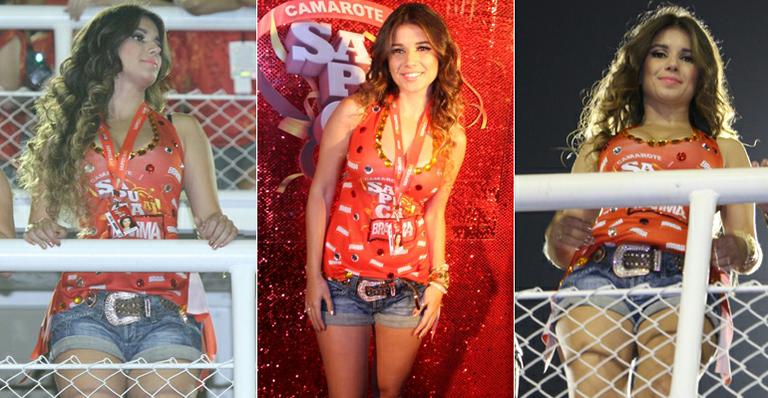 Com shortinho, Paula Fernandes confere desfile das campeãs no Rio