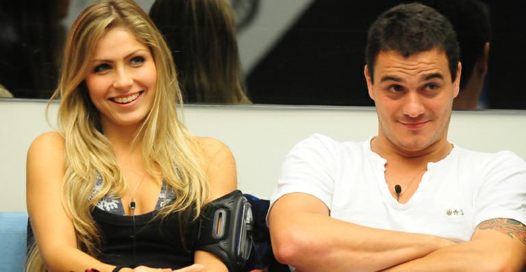 Após noite quente com Rafa no ‘BBB12’, Renata afirma: ‘Sonhei com outro’