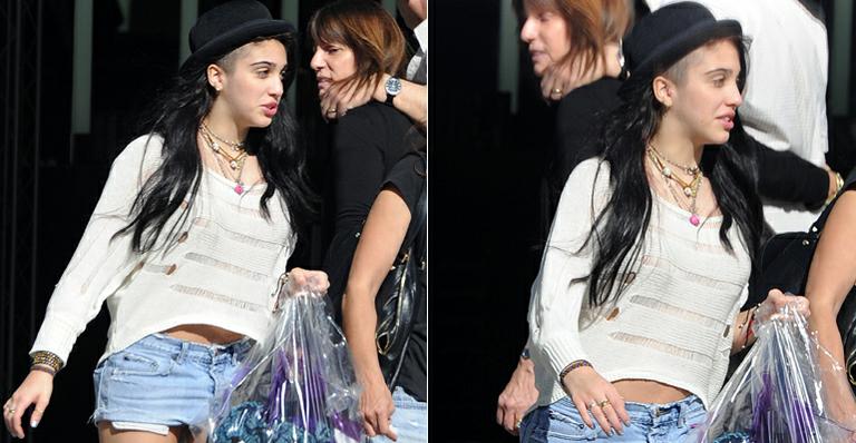 Visual ousado de Lourdes Maria, filha de Madonna, em tarde de compras