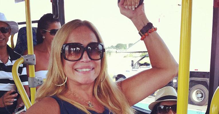 Susana Vieira andando de ônibus?