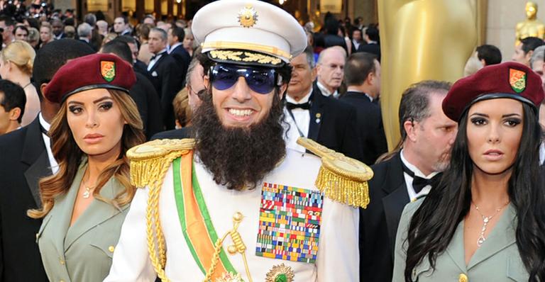 Sacha Baron Cohen joga ‘cinzas’ em apresentador do red carpet